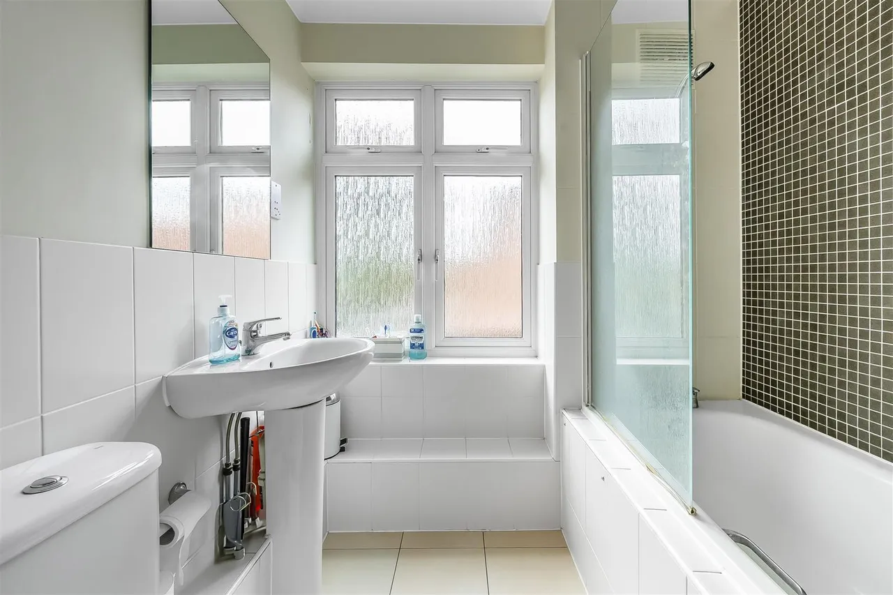 Leret Way, Leatherhead, KT22, photo 6