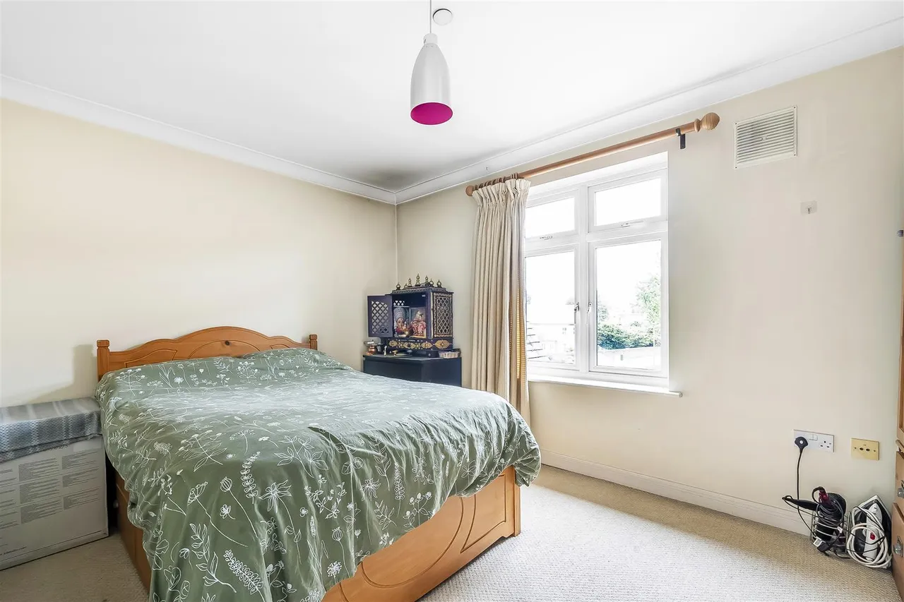 Leret Way, Leatherhead, KT22, photo 3