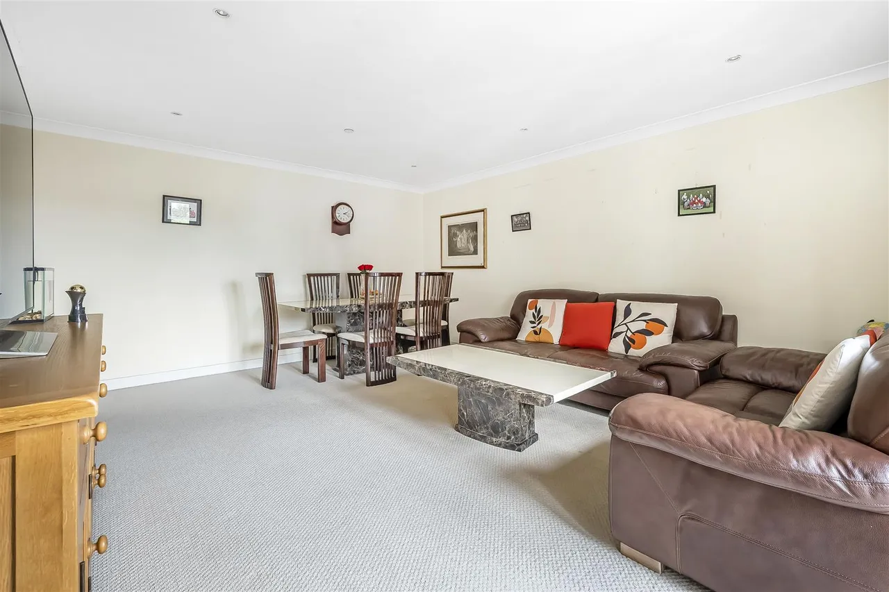 Leret Way, Leatherhead, KT22, photo 10