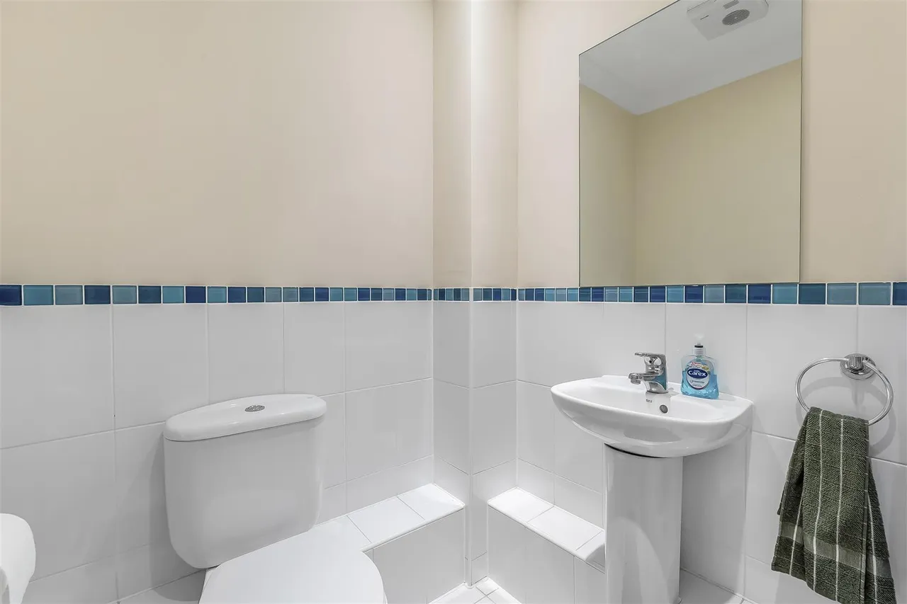 Leret Way, Leatherhead, KT22, photo 12