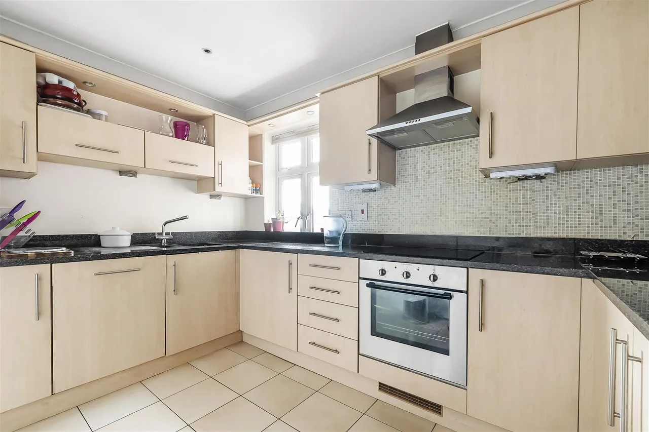 Leret Way, Leatherhead, KT22, photo 5
