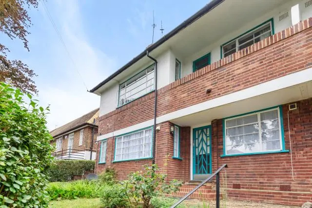 2 bed flat to rent, Holyoake Walk, London, N2