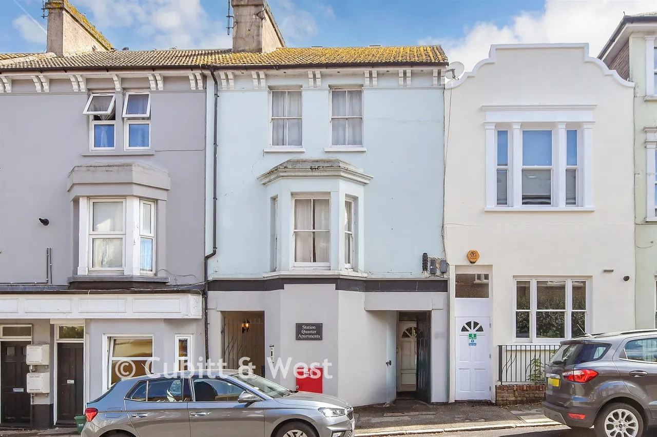 2 bed flat for sale, Boltro Road, Haywards Heath, RH16