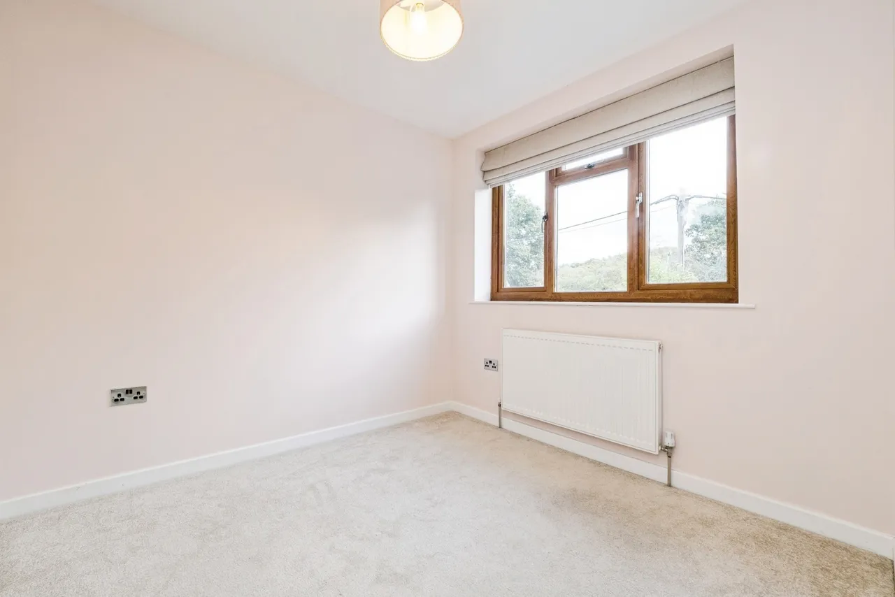 Manor Road, Lambourne End, RM4, photo 14