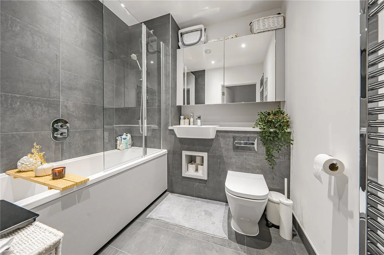 Selbourne Avenue, Hounslow, TW3, photo 13