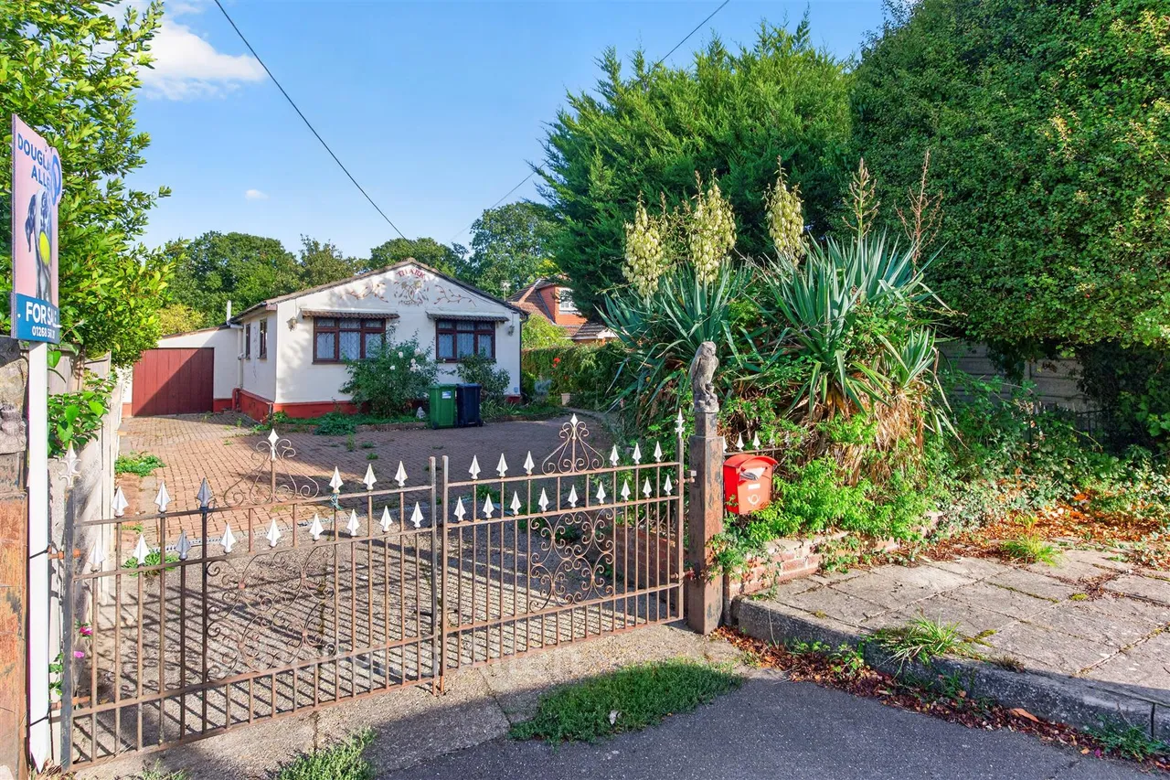 3 bed house for sale, Sugden Avenue, Wickford, SS12