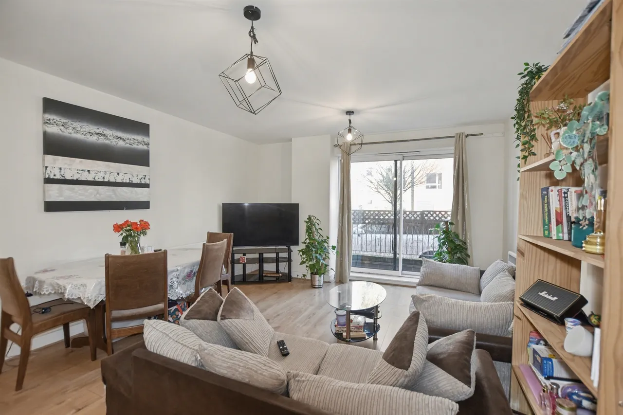 3 bed flat for sale — Oakwood Close, London