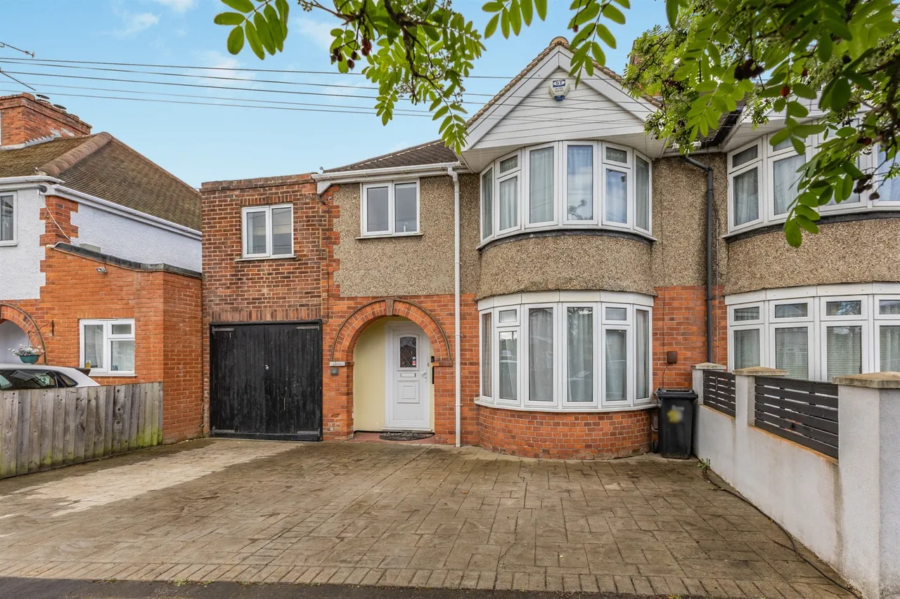 4 bed house for sale — Milton Road, Earley, Reading
