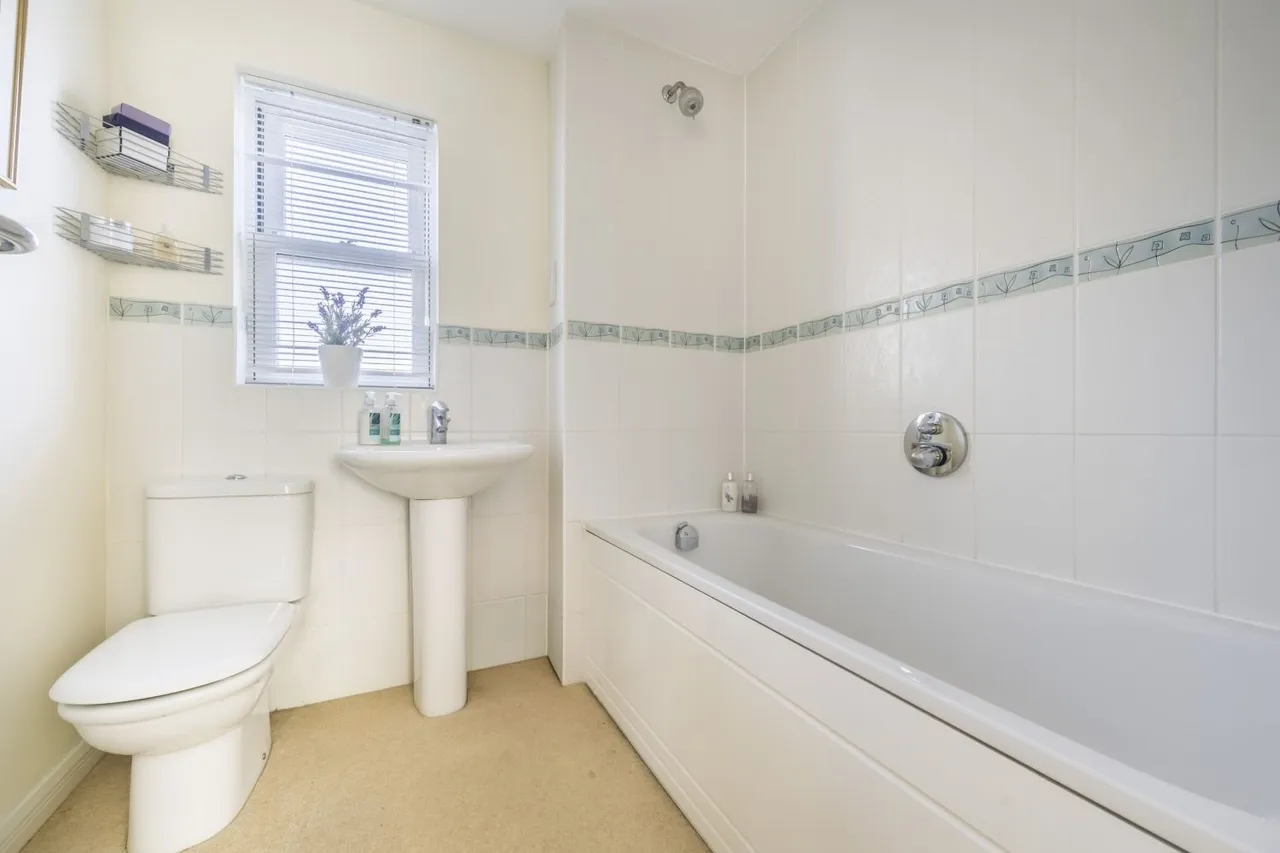Ironstone Close, Swindon, SN25, photo 8