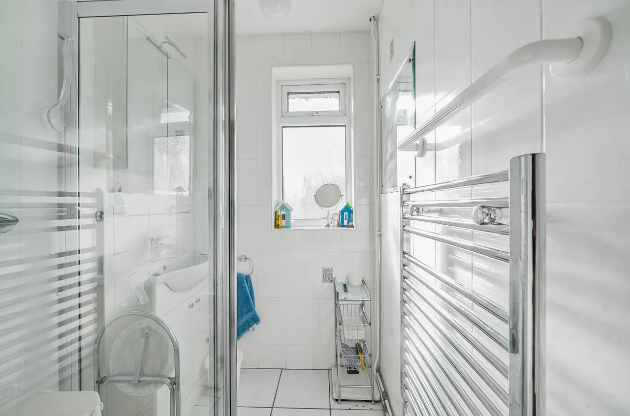 Courtlands Crescent, Banstead, SM7 2PJ, photo 9