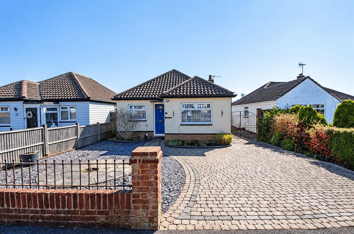 3 bed house for sale — Sunnymead Drive, Waterlooville, PO7 6DA