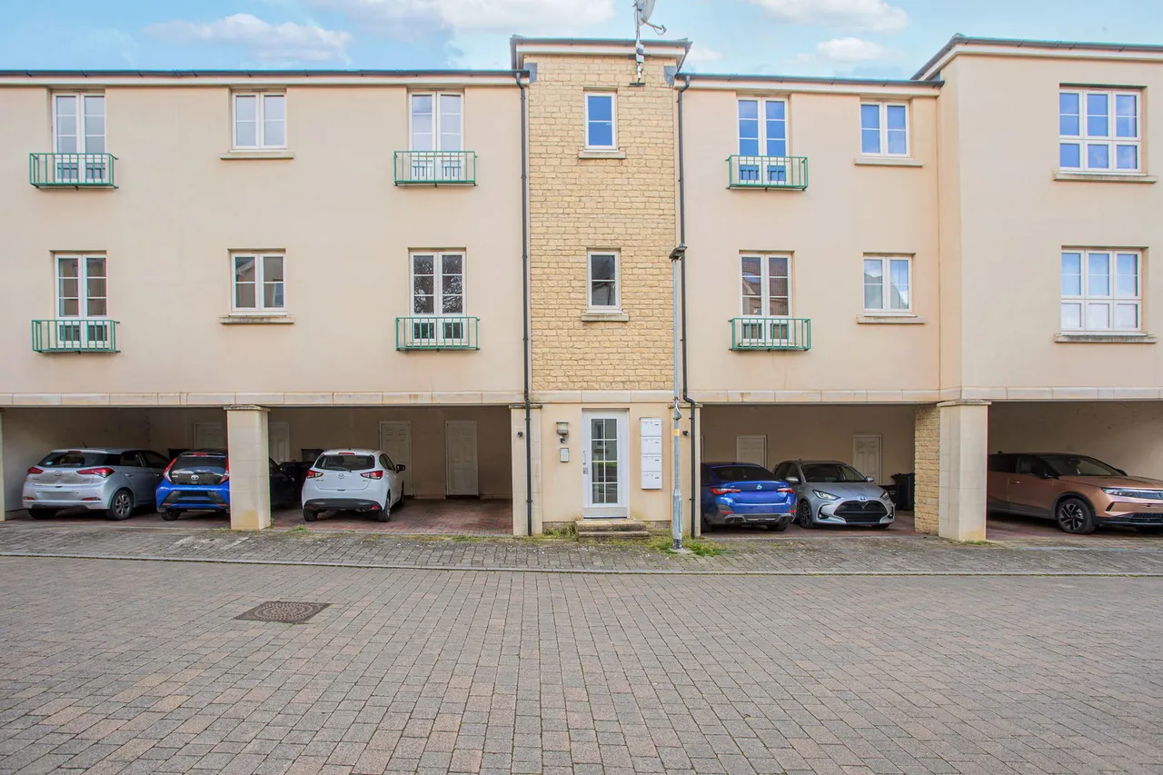 Sir Bernard Lovell Road, Malmesbury, photo 11