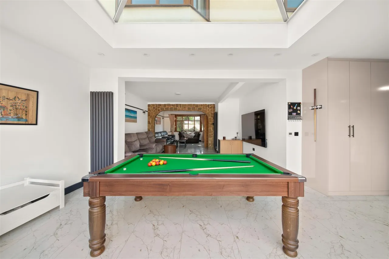 Shelley Crescent, Heston, photo 9