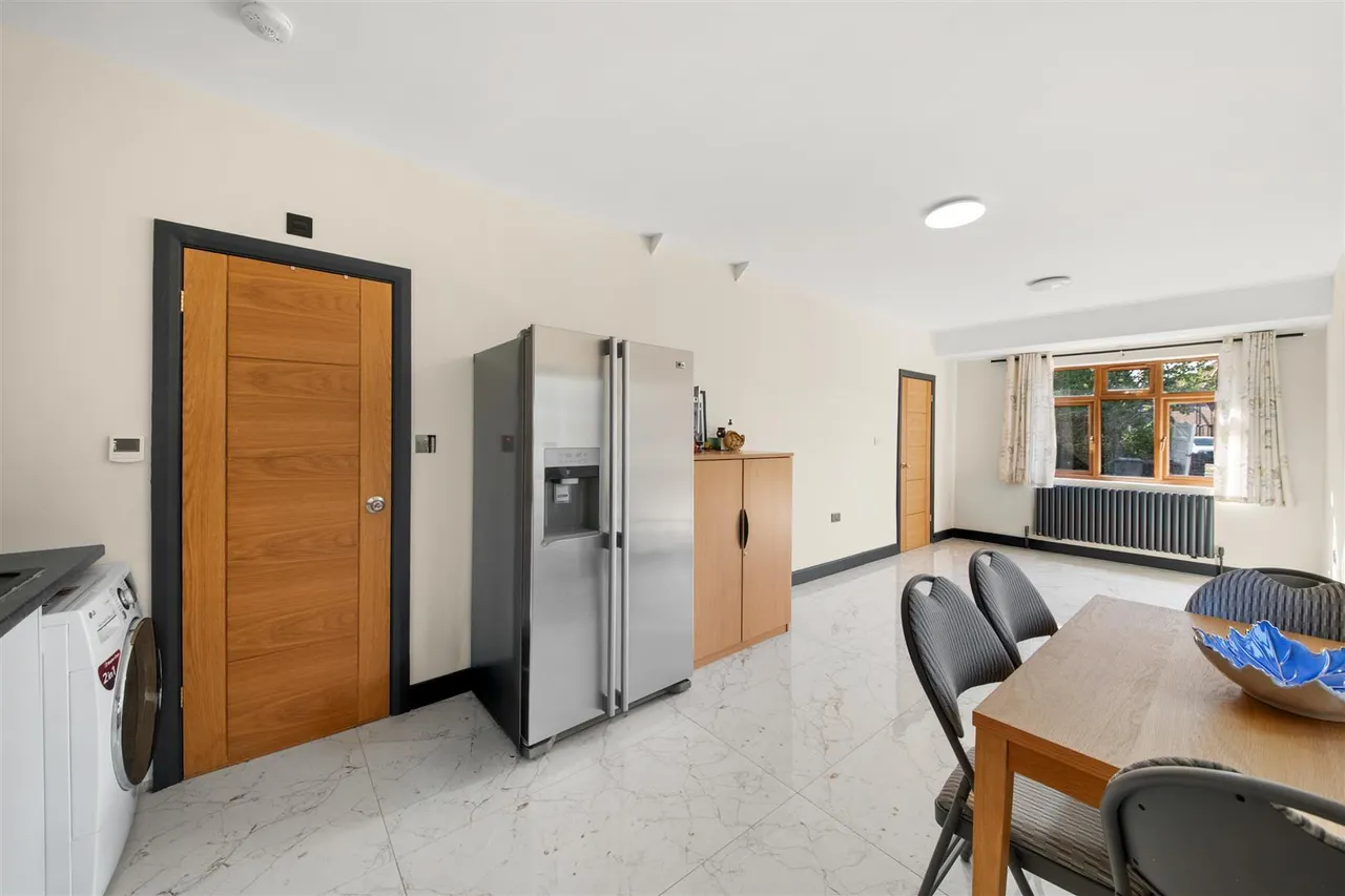 Shelley Crescent, Heston, photo 10