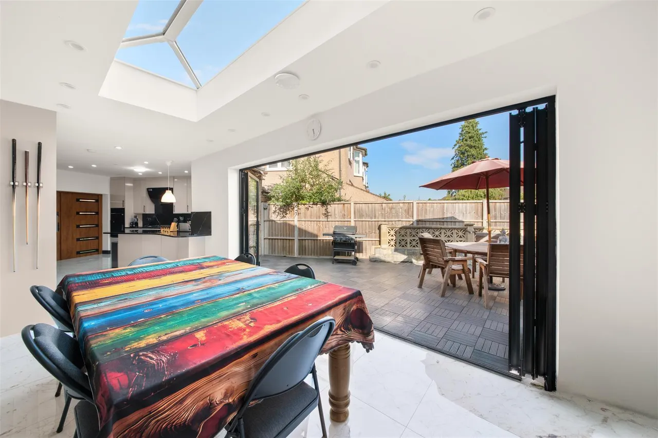 Shelley Crescent, Heston, photo 5