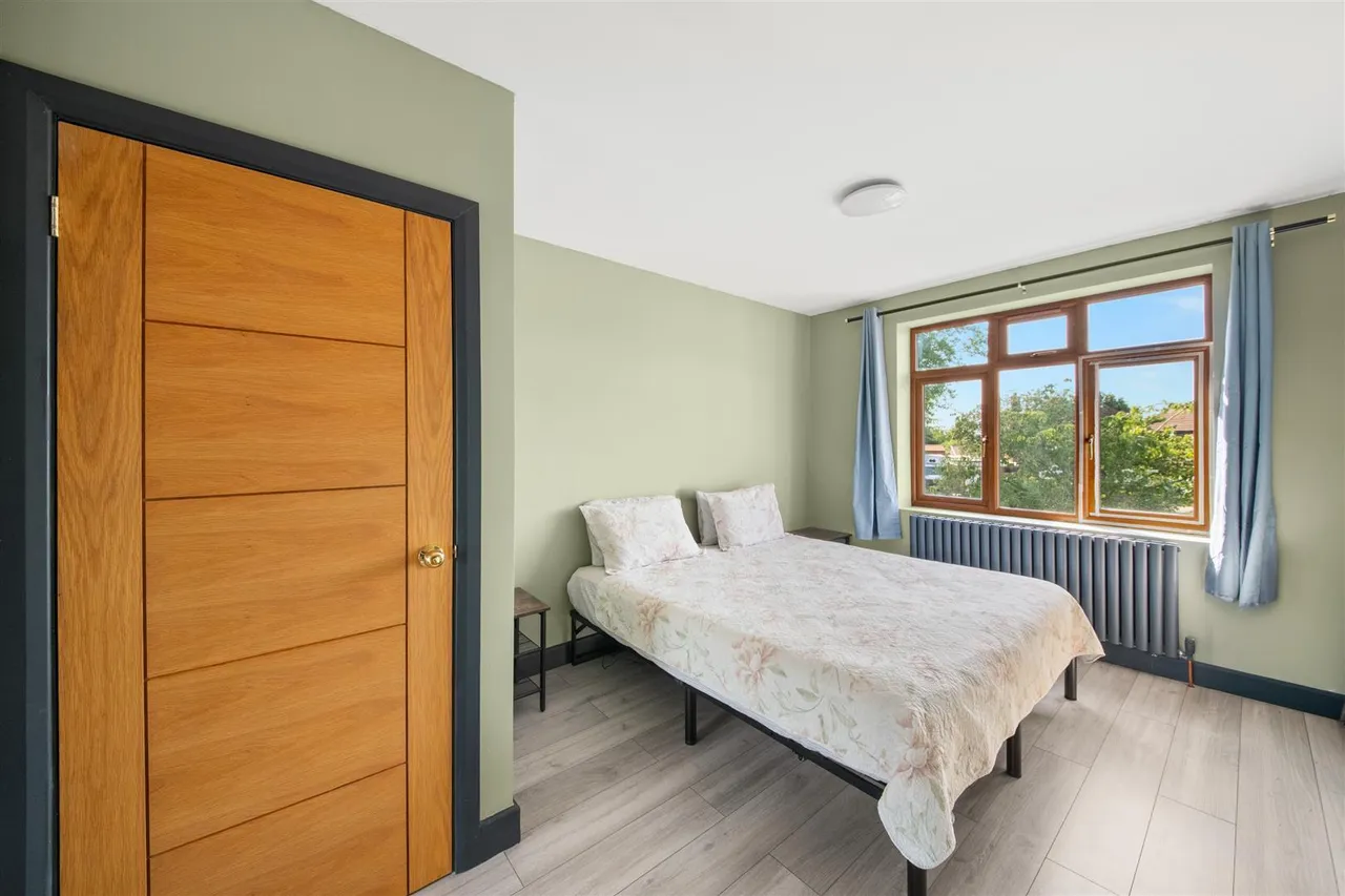 Shelley Crescent, Heston, photo 18