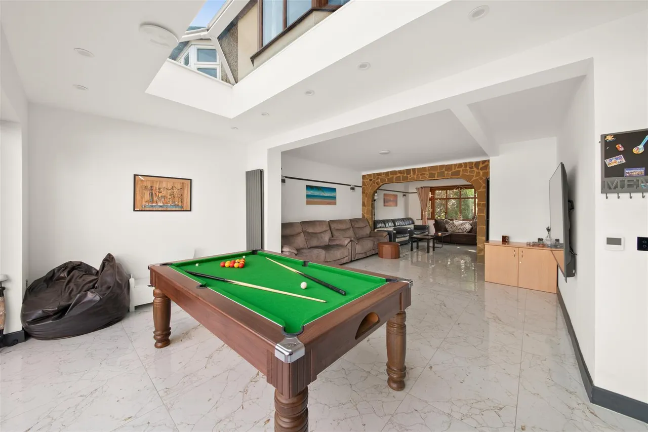 Shelley Crescent, Heston, photo 8