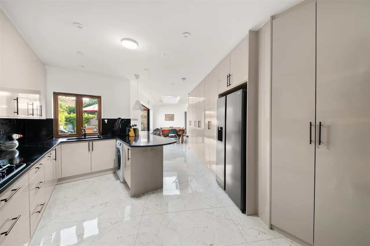 Shelley Crescent, Heston, photo 7