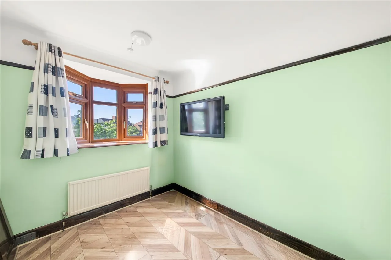 Shelley Crescent, Heston, photo 20