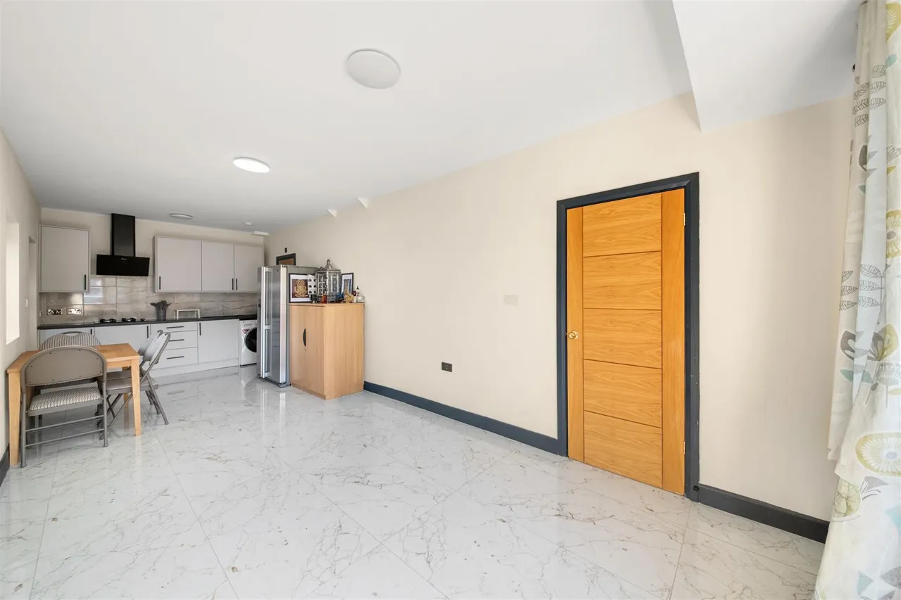 Shelley Crescent, Heston, photo 11