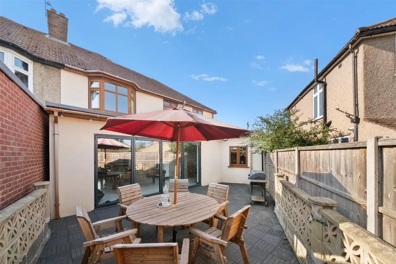 Shelley Crescent, Heston, photo 24