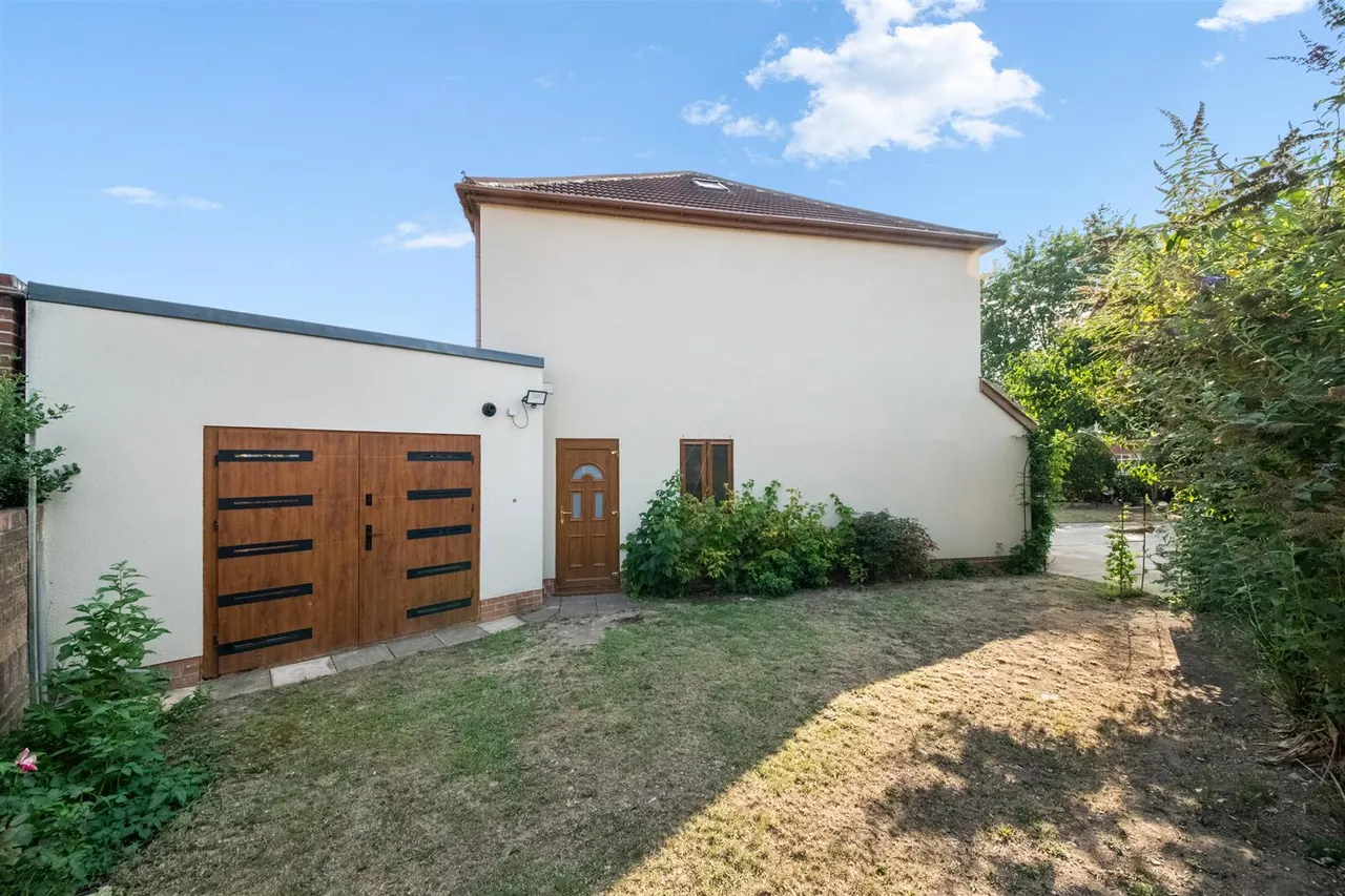 Shelley Crescent, Heston, photo 22