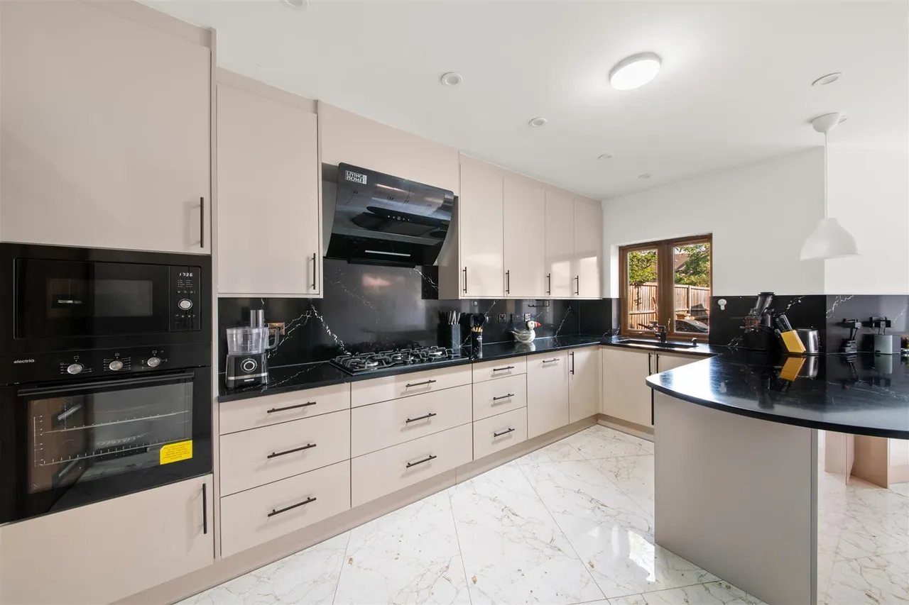 Shelley Crescent, Heston, photo 6
