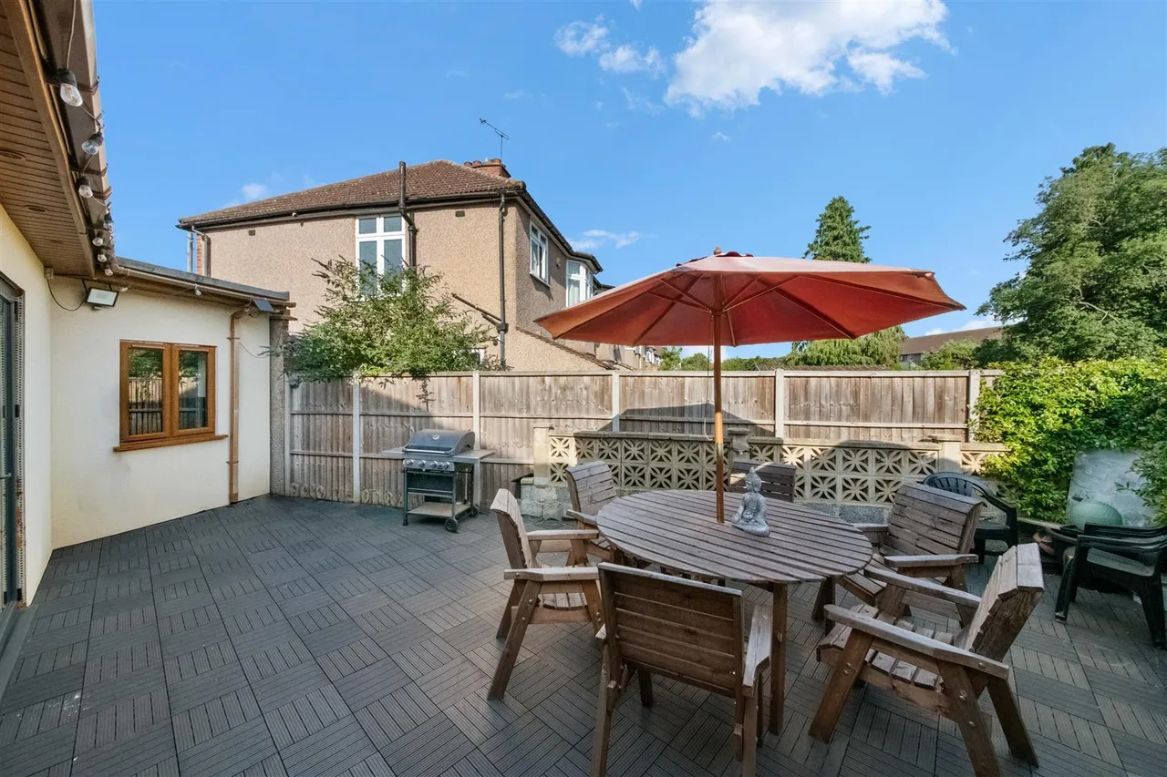 Shelley Crescent, Heston, photo 23