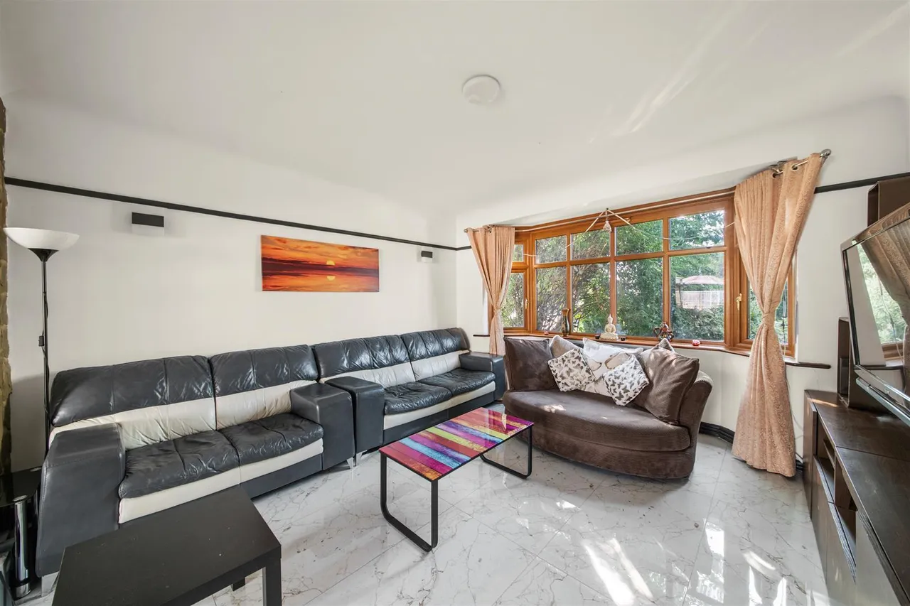 Shelley Crescent, Heston, photo 4