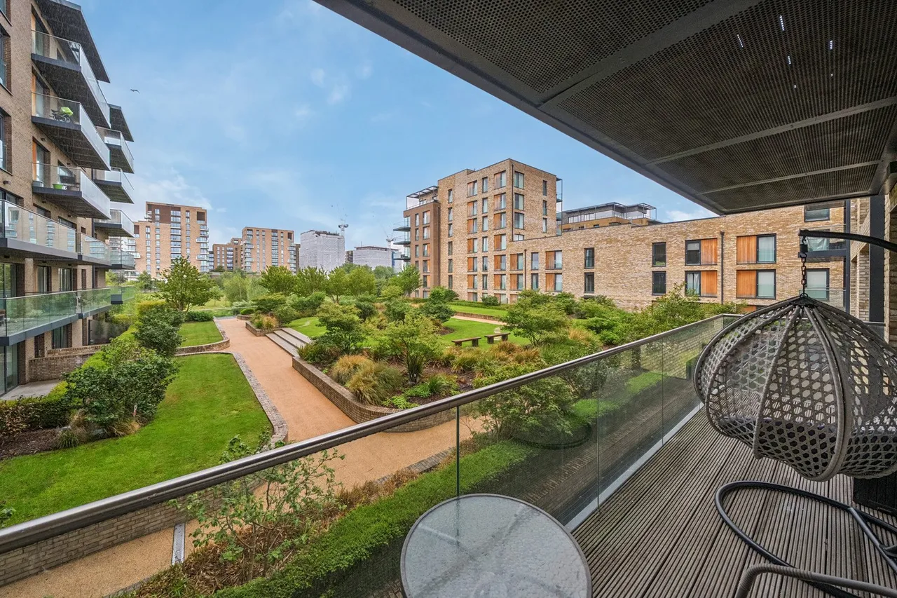 3 bed flat for sale — Handley Drive, SE3