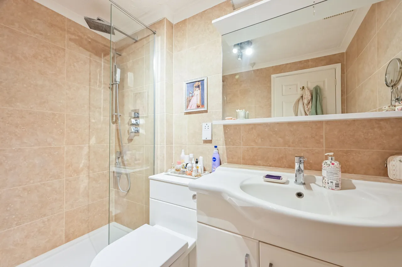 London, E1W, photo 24