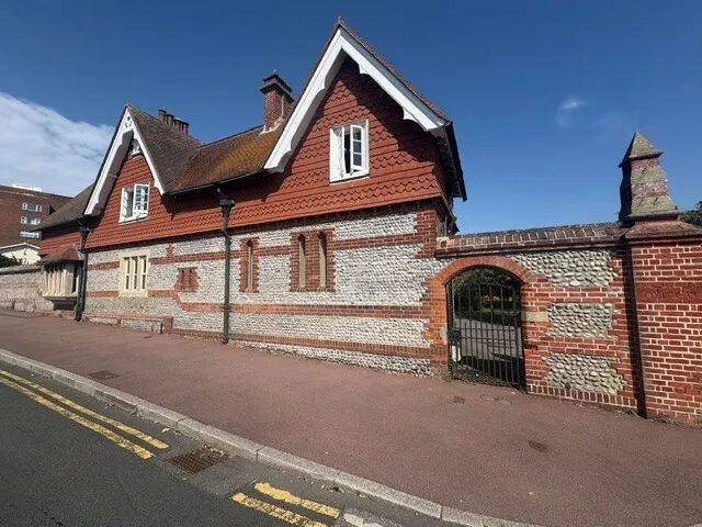 3 bed flat to rent, King Edwards Parade, Eastbourne, BN20
