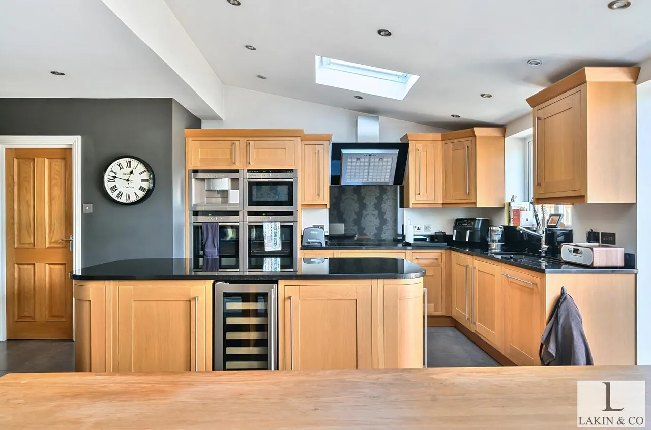 Swakeleys Road, Ickenham, UB10 8BA, photo 5