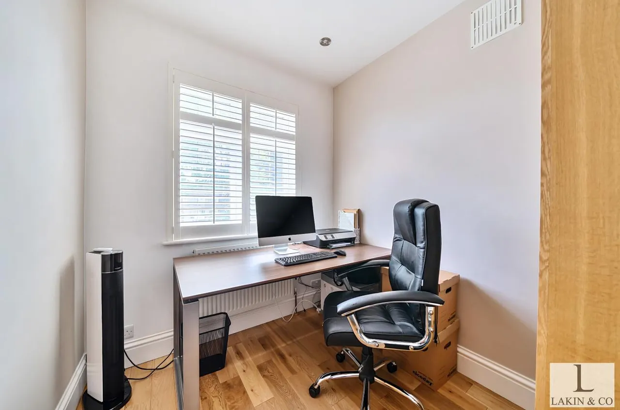 Swakeleys Road, Ickenham, UB10 8BA, photo 11