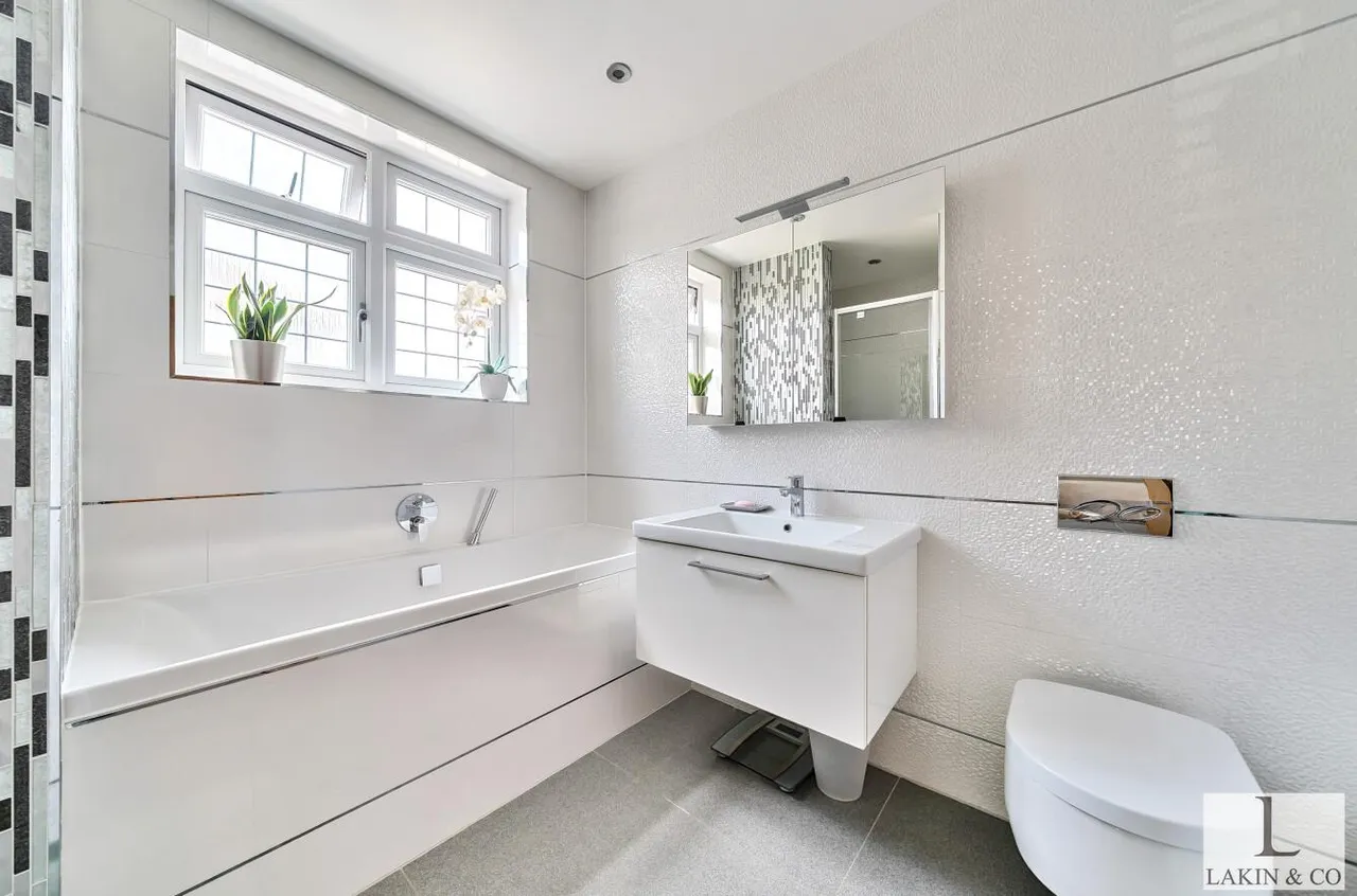 Swakeleys Road, Ickenham, UB10 8BA, photo 13