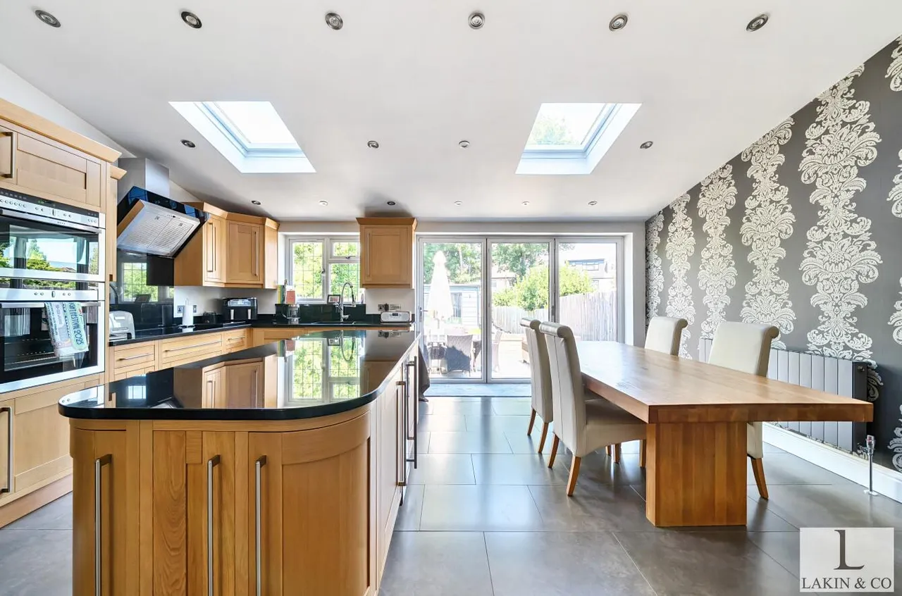 Swakeleys Road, Ickenham, UB10 8BA, photo 12