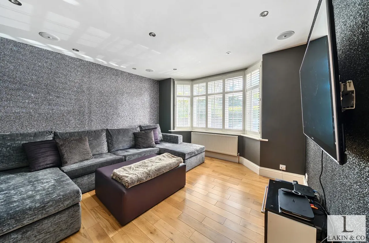 Swakeleys Road, Ickenham, UB10 8BA, photo 2