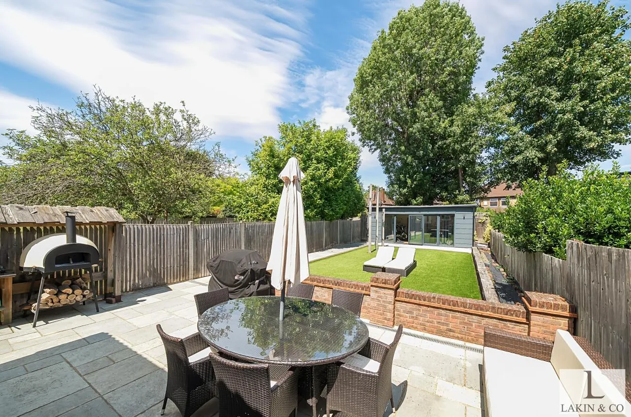 Swakeleys Road, Ickenham, UB10 8BA, photo 4