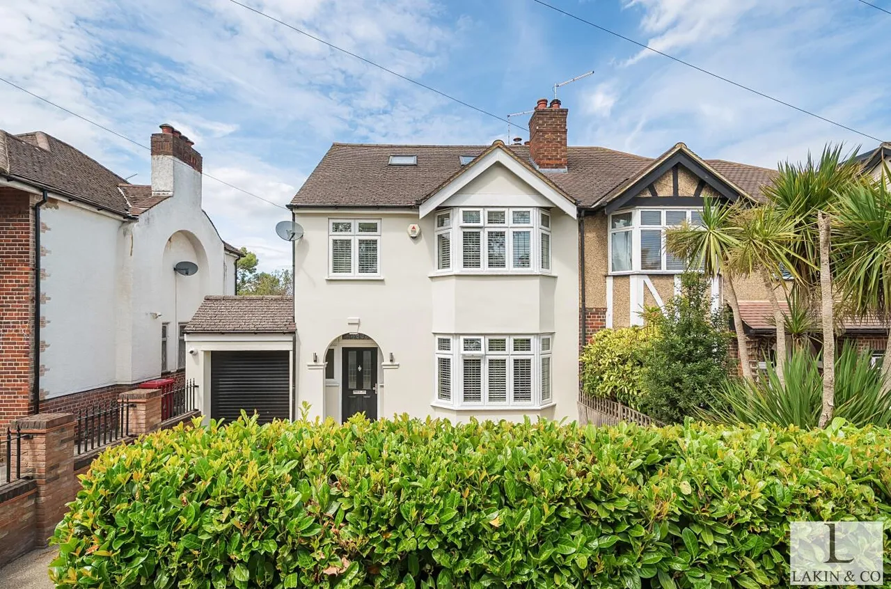 Swakeleys Road, Ickenham, UB10 8BA, photo 17
