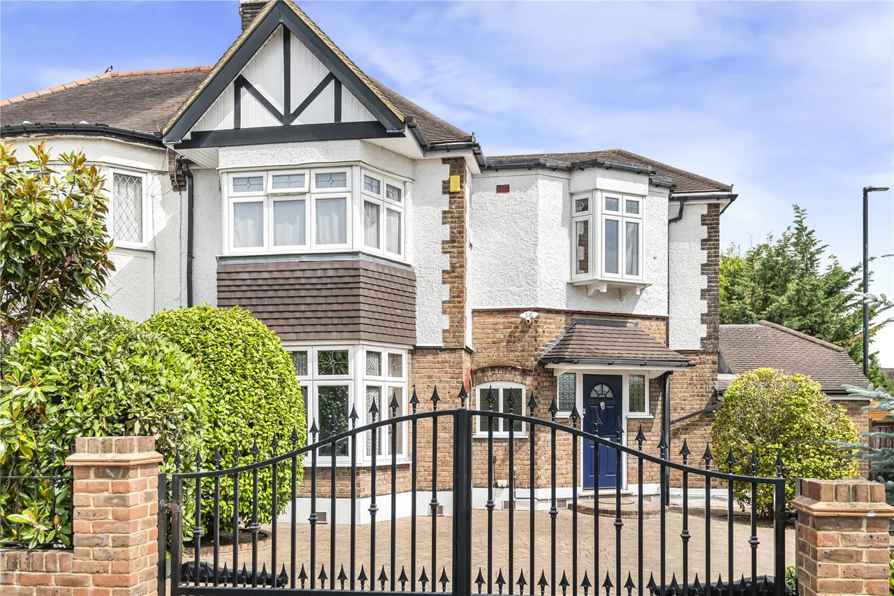 Hoodcote Gardens, London, N21 2NG, photo 2