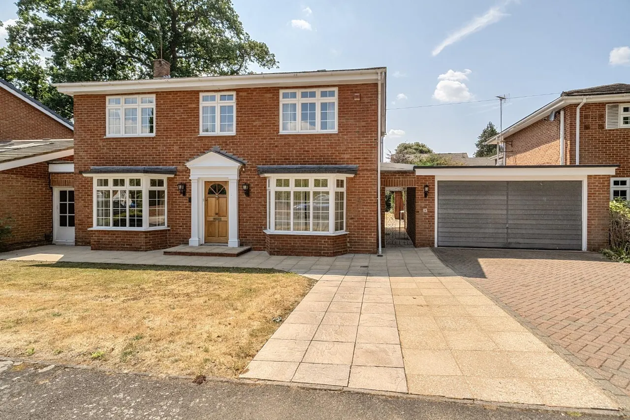 4 bed house for sale, Harwood Gardens, Old Windsor