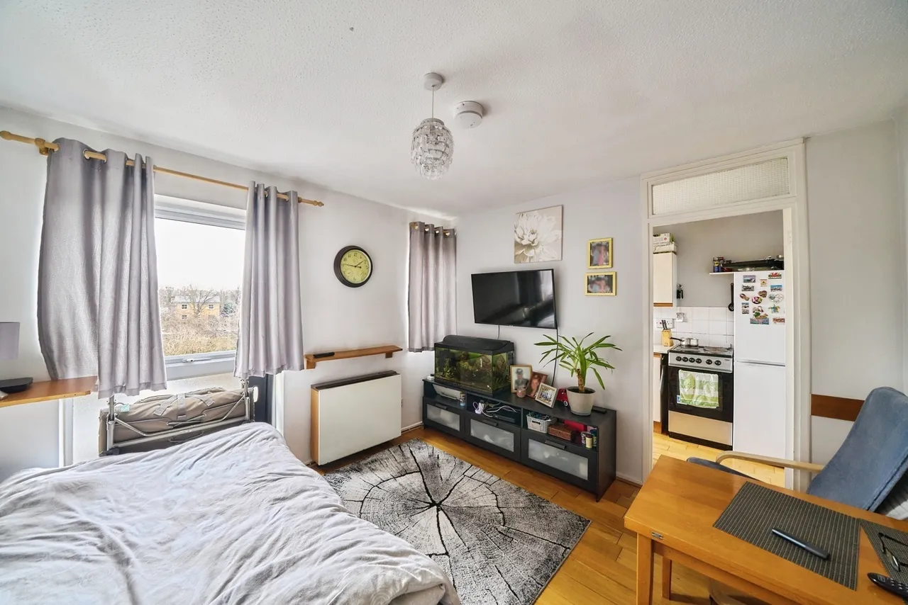 Aylesbury Close, London, E7, photo 3