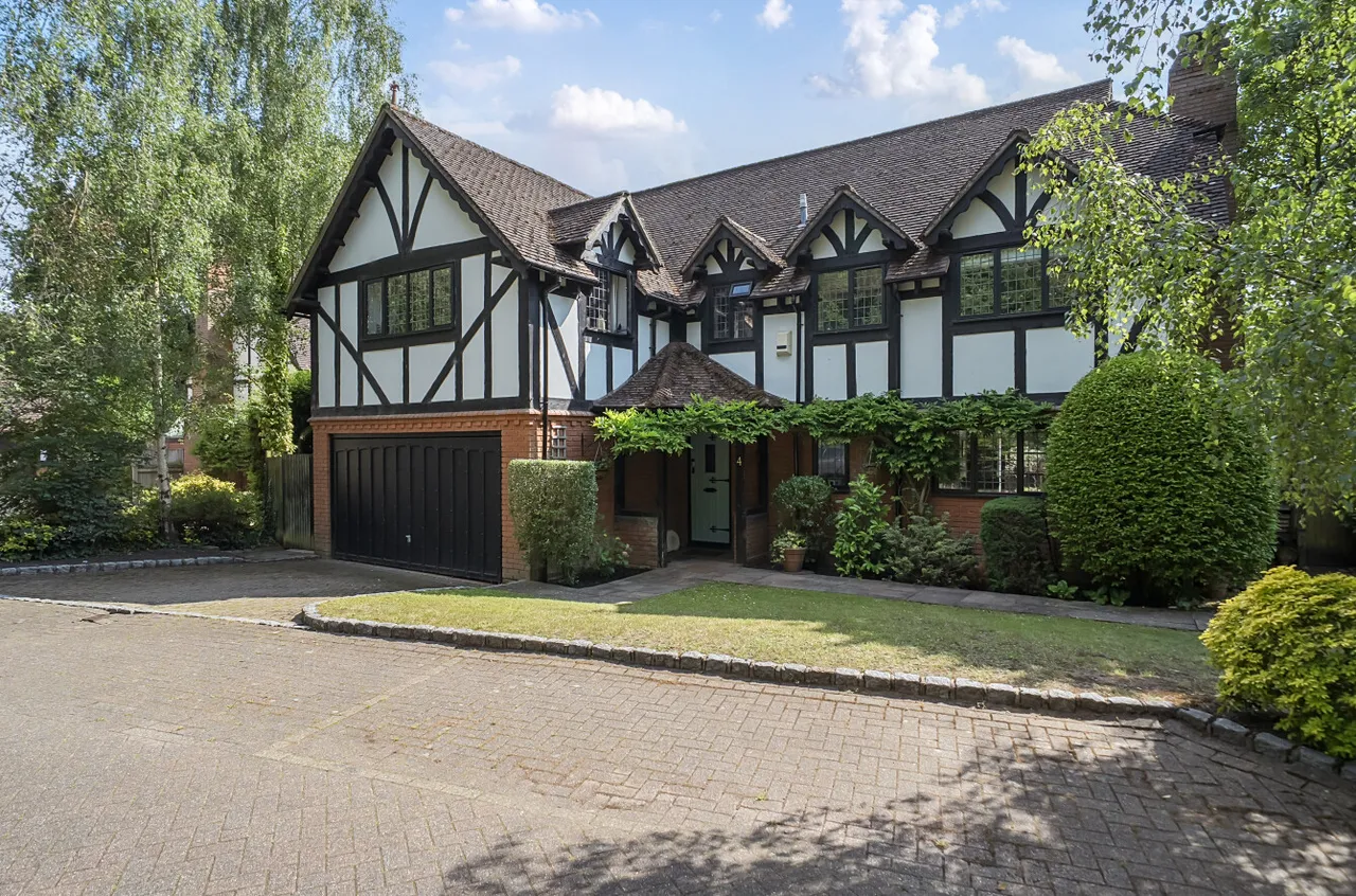 5 bed house for sale — Erica Close, West End, Woking, Surrey, GU24 9PE
