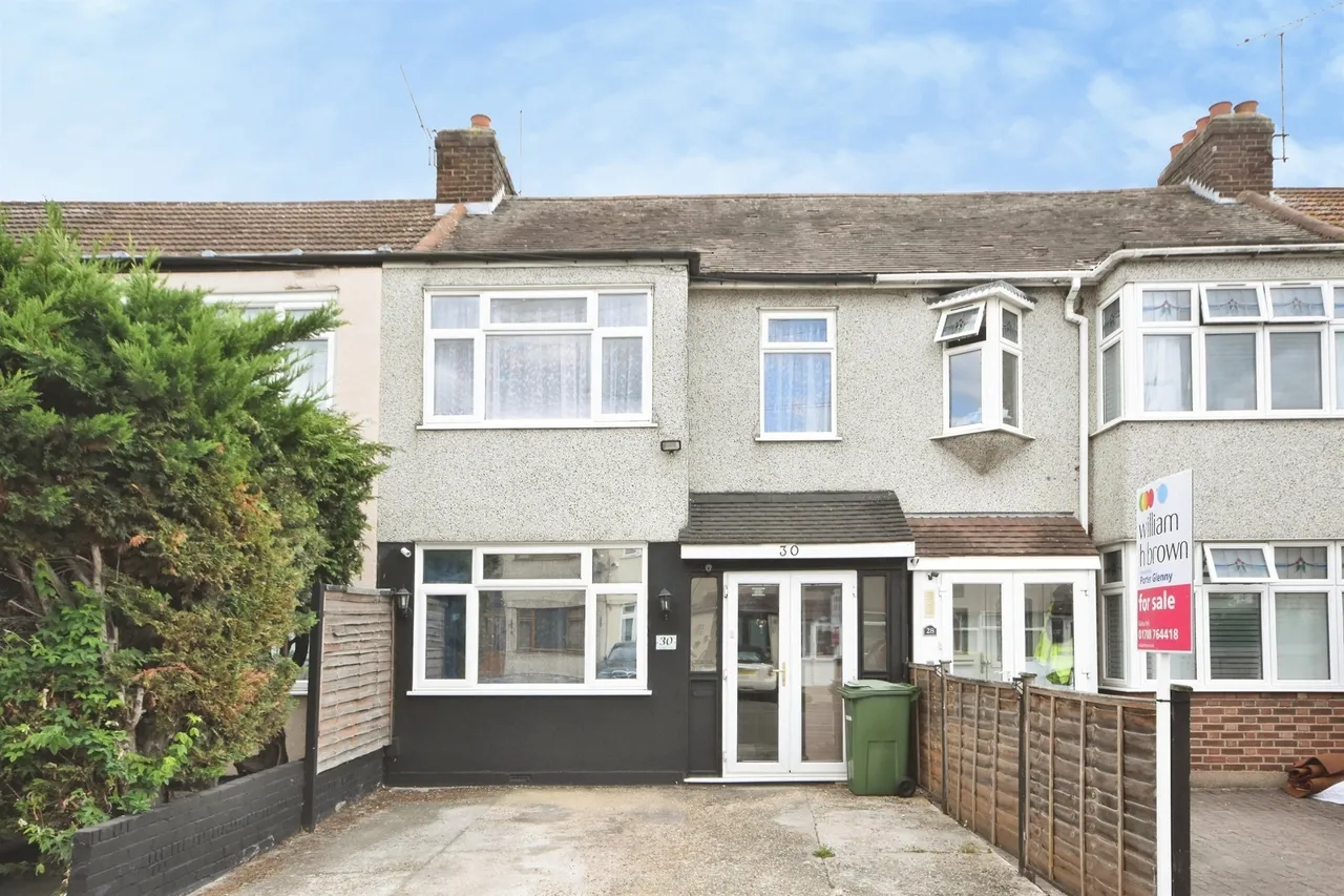 3 bed house for sale — Beechfield Gardens, Romford