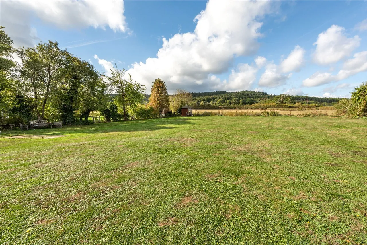 Horsham Road, Mid Holmwood, RH5, photo 5