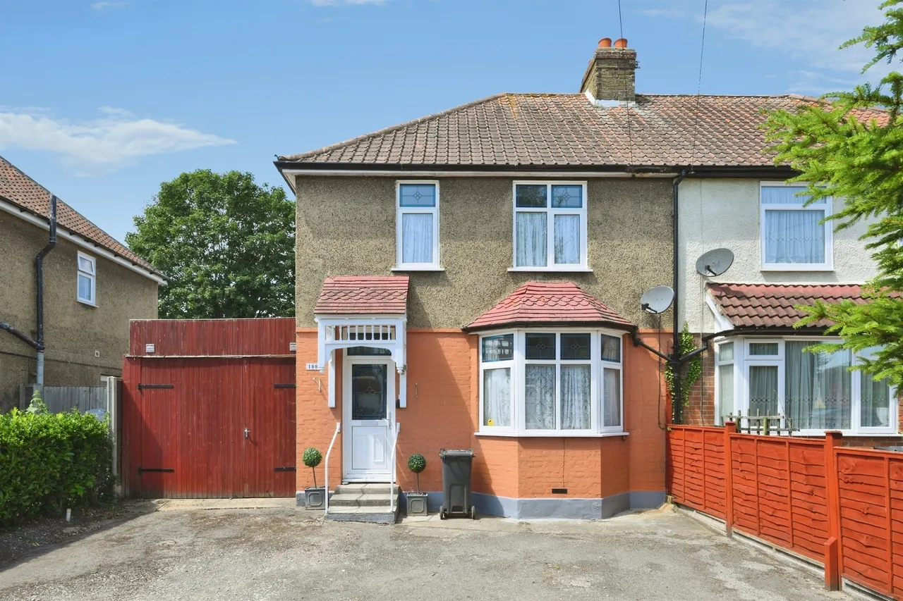 3 bed house for sale — High Road, Broxbourne