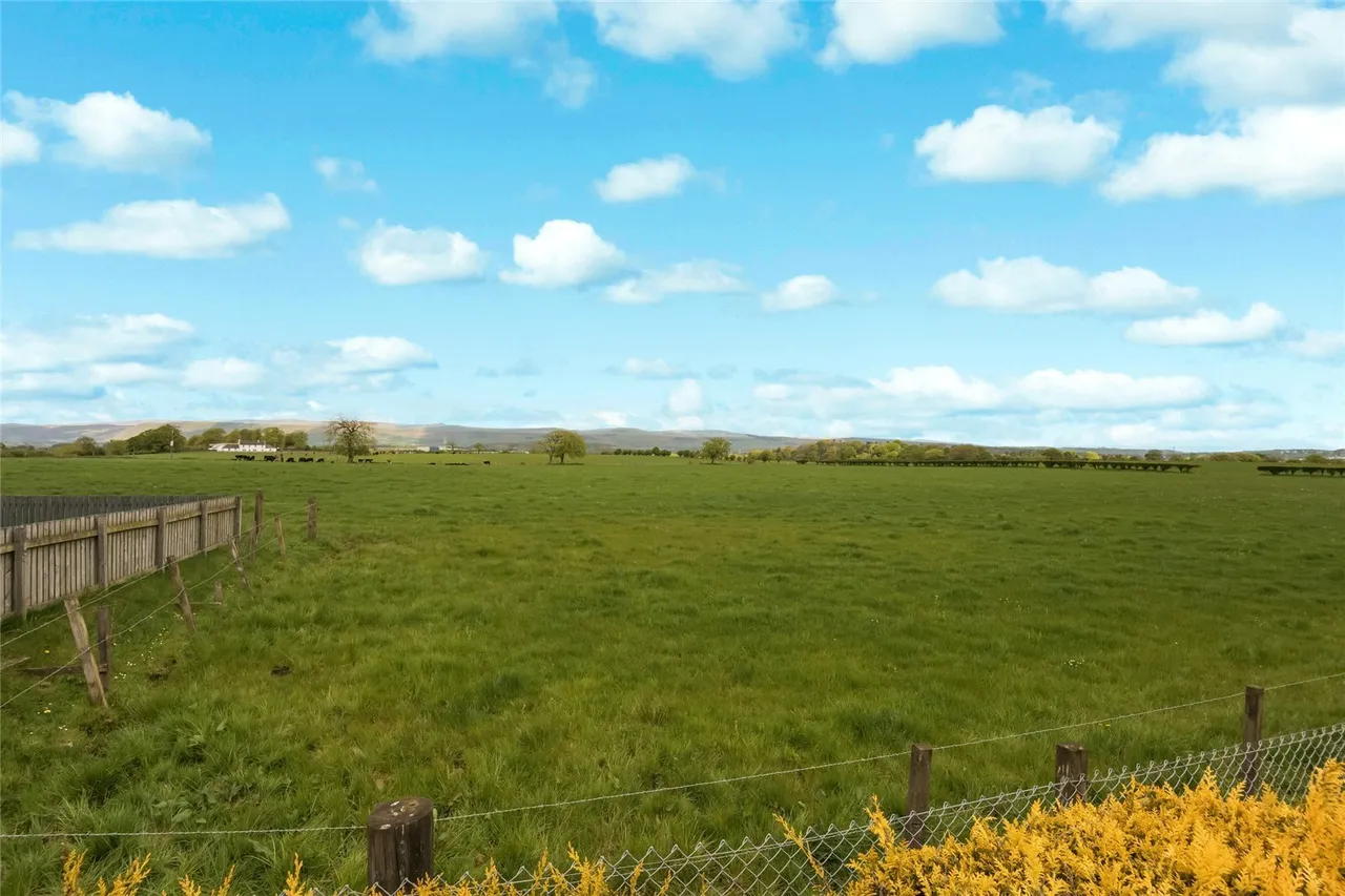 Annathill Gardens, Annathill, Coatbridge, North Lanarkshire, ML5, photo 2