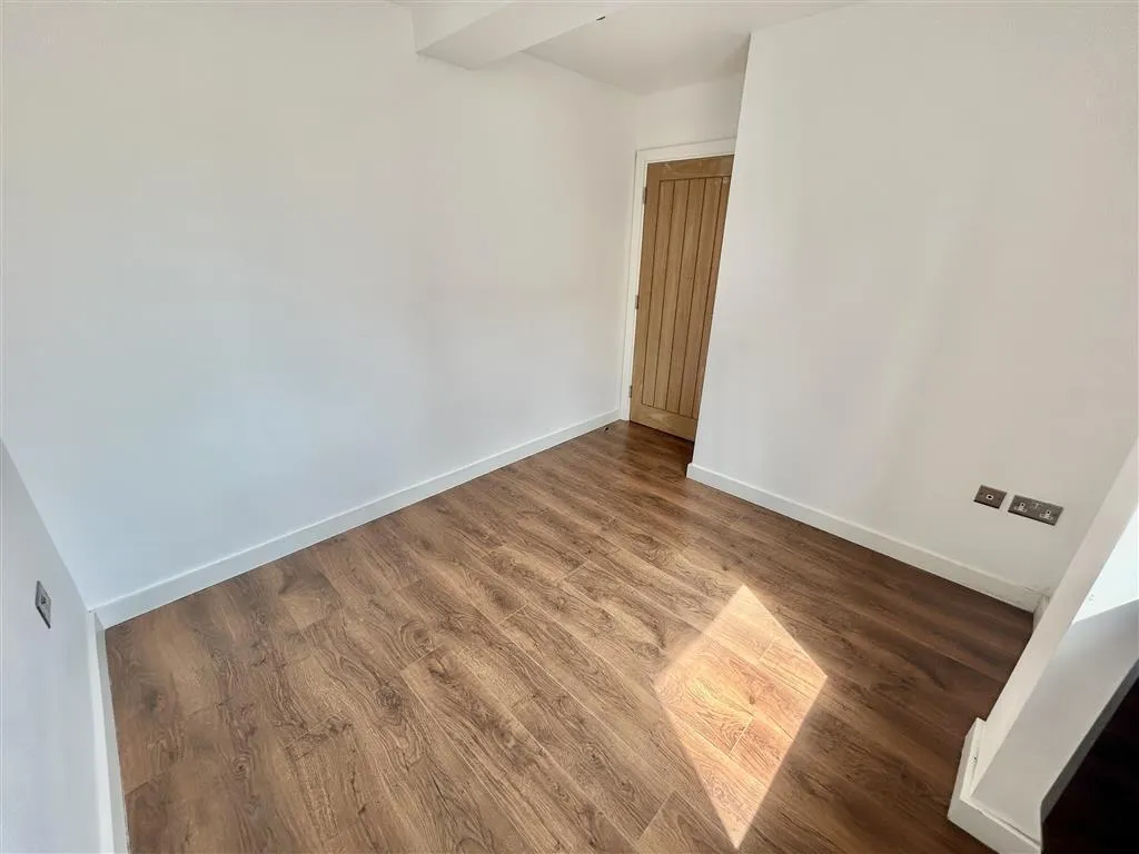 Carlton Square, Carlton, NG4, photo 8