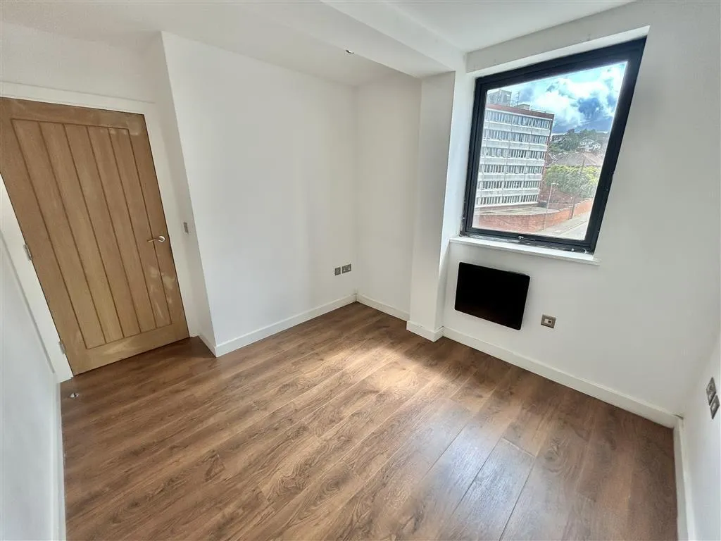 Carlton Square, Carlton, NG4, photo 7
