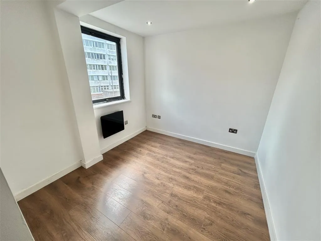 Carlton Square, Carlton, NG4, photo 6